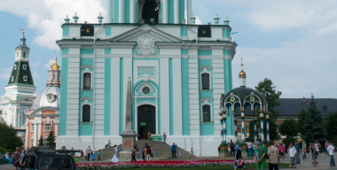Разбитое стекло авто на парковке Троице-Сергиевой лавры посчитали пожертвованием
