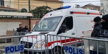 Грузовик опрокинулся на автобусную остановку, две девушки погибли
