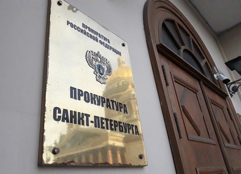 Изображение Пассажирка ударила таксиста телефоном по голове и разнесла салон