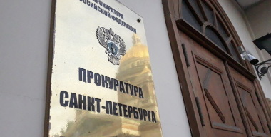 Пассажирка ударила таксиста телефоном по голове и разнесла салон