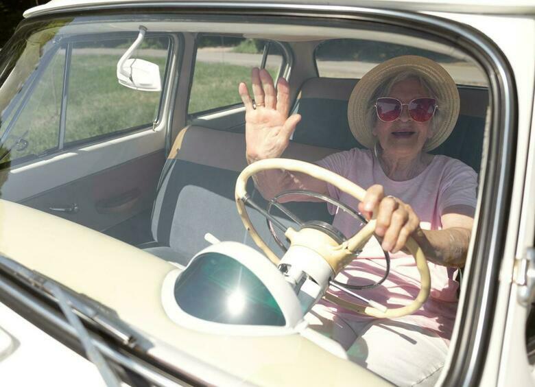 Изображение 68-летняя автомобилистка устроила «пьяный» дрифт на газоне у здания суда