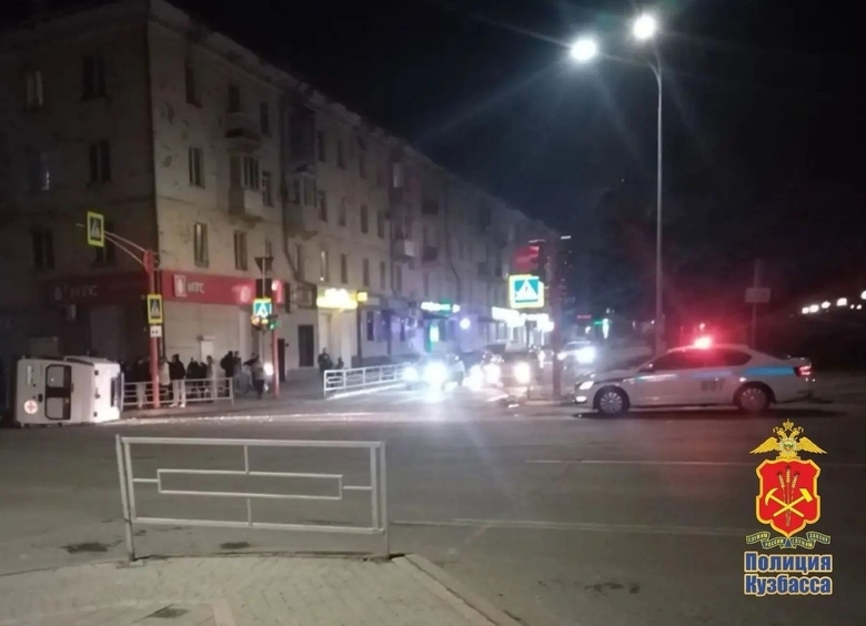 Изображение Водитель легковушки не уступил машине скорой помощи, и та опрокинулась