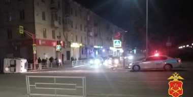 Водитель легковушки не уступил машине скорой помощи, и та опрокинулась