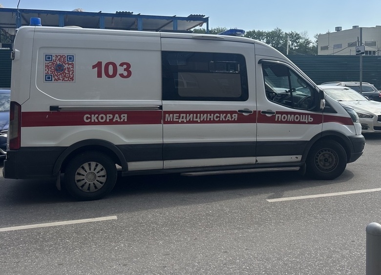 Изображение Неадекватный пациент сбежал из машины скорой и погиб под колесами другого авто