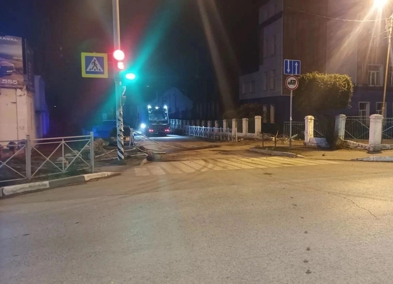 Изображение Водитель потерял управление, его машина опрокинулась и влетела в школу