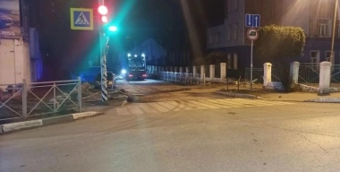 Водитель потерял управление, его машина опрокинулась и влетела в школу