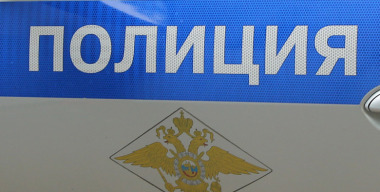 Трое мужчин ограбили курьера в салоне его же автомобиля