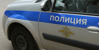 Вандалы разгромили автостоянку, они порезали шины и расцарапали кузова машин