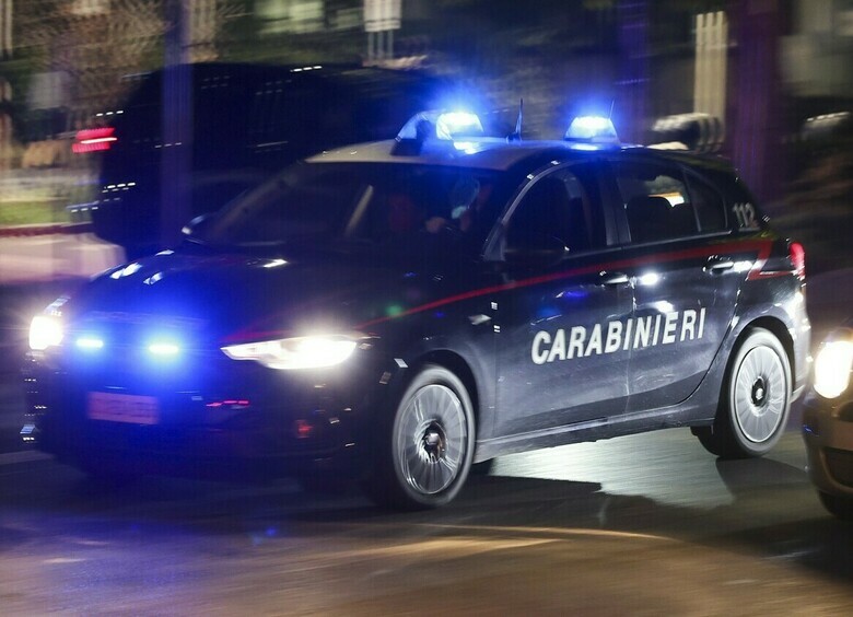 Изображение Таксист хотел изнасиловать пассажирку, но не смог и выкинул ее из машины