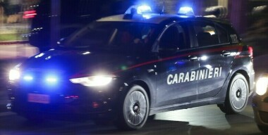 Таксист хотел изнасиловать пассажирку, но не смог и выкинул ее из машины