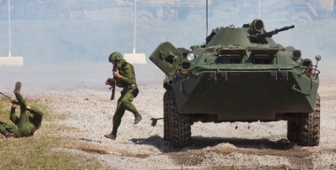 Шахидмобиль: укронацисты превратили старый бронетранспортер в беспилотник-камикадзе