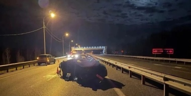 Полицейские загнали подростков на LADA под грузовик, легковушке снесло крышу